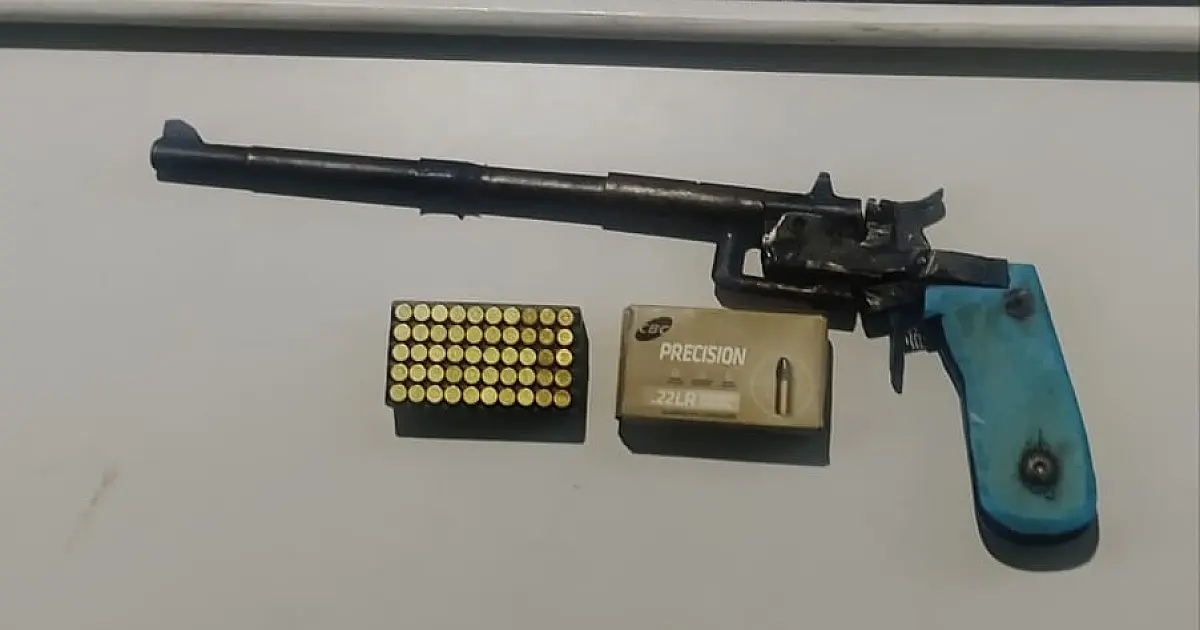 Mulher expulsa de casa denuncia marido por agressão e porte de arma ilegal