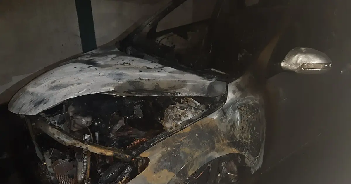 Morador é acordado por vizinhos com carros pegando fogo na garagem