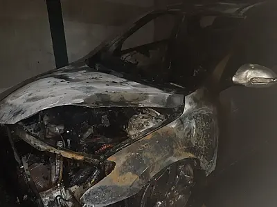 Morador é acordado por vizinhos com carros pegando fogo na garagem