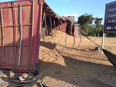 Carreta tomba em rotatória da MS 339 e condutor é lançado para fora do veículo