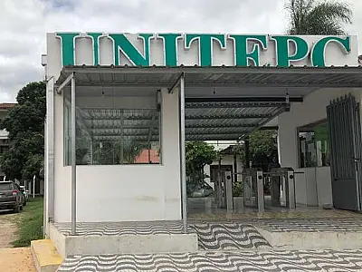 Estudantes de medicina denunciam faculdade boliviana por aulas presenciais com casos de Covid