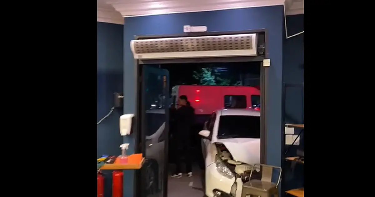 Carro invade lanchonete e duas mulheres ficam feridas