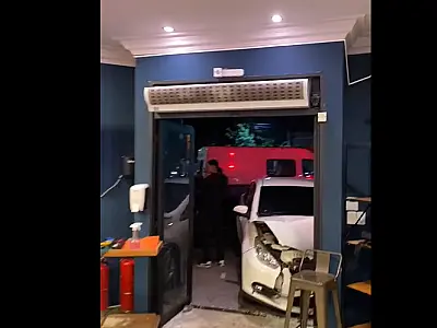 Carro invade lanchonete e duas mulheres ficam feridas