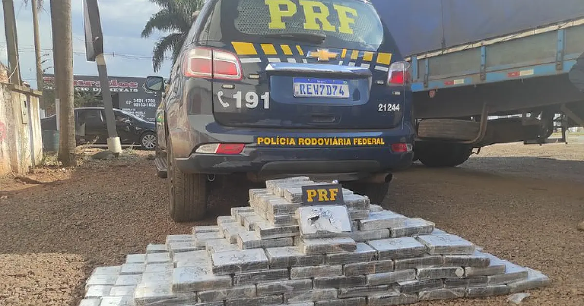 PRF apreende 242 kg de cocaína em caminhão que trafegava em zigue-zague na BR