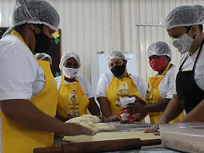 Mulheres conquistam novo ofício em projeto de panificação na Cidade Dom Bosco