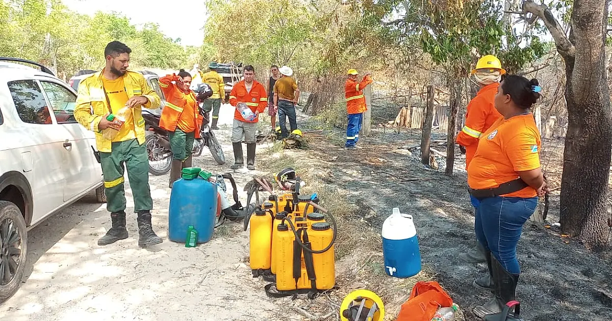 Brigadistas comunitários controlam o fogo na APA Baía Negra