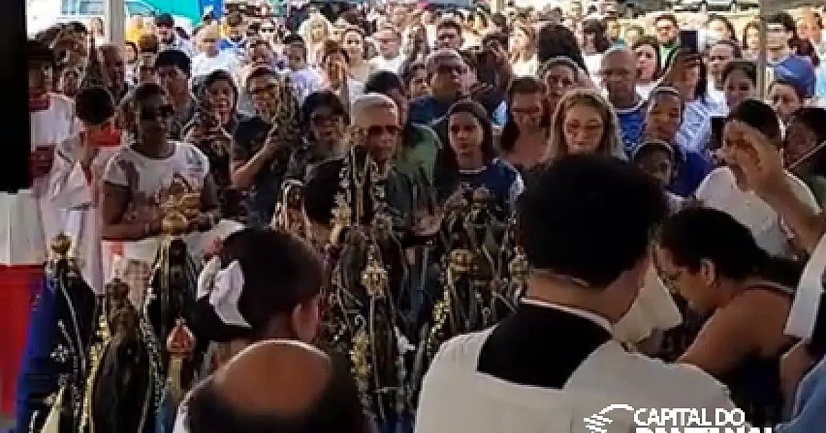 Devotos lotam primeira missa do dia para abençoar imagens de Nossa Senhora Aparecida
