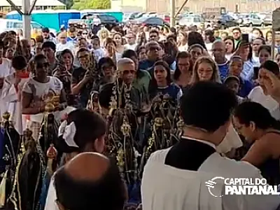 Devotos lotam primeira missa do dia para abençoar imagens de Nossa Senhora Aparecida
