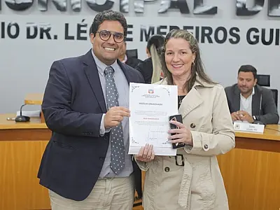 Enfermeira padrão é homenageada no encerramento do Outubro Rosa