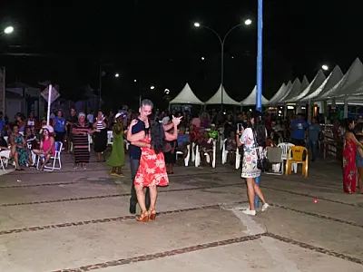 Seresta do Dia das Mulheres em Ladário teve flashback e brinquedos gratuitos para as crianças