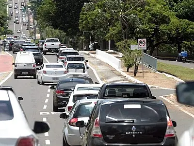 Prazo para licenciar veículos com placas final 1 e 2 em MS vence no dia 30