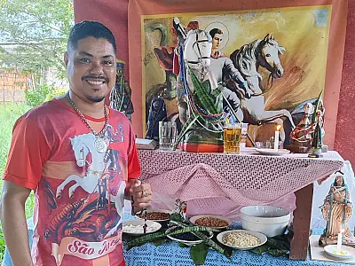 Devotos celebram o dia de São Jorge com oferendas e almoço à comunidade