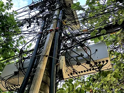 Projeto de Lei obriga empresas a identificar cabos em vias públicas