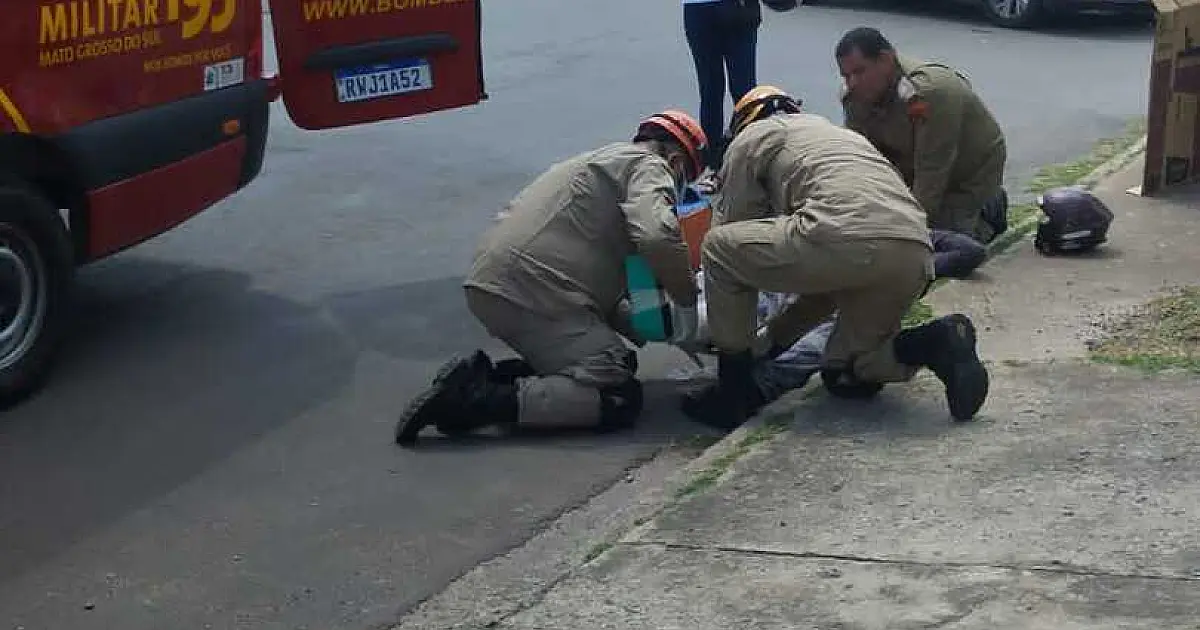 Acidente de carro com motociclista na Firmo de Matos