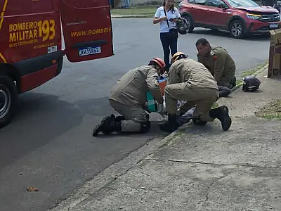 Acidente de carro com motociclista na Firmo de Matos