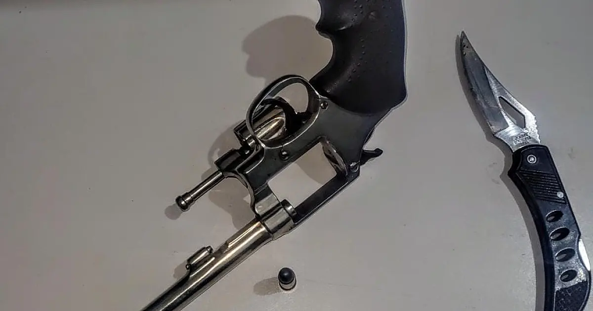 Dupla é presa com arma e canivete no Porto Geral