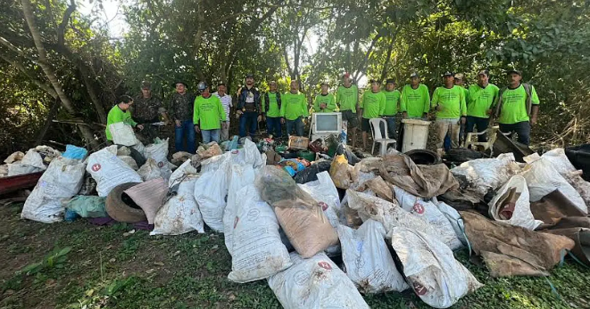Ação voluntária de limpeza retira 1t de resíduos do rio Aquidauana