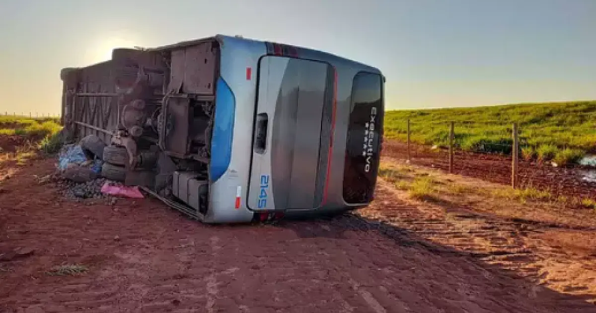 Ônibus que saiu de Corumbá com destino a São Paulo tomba na MS 040