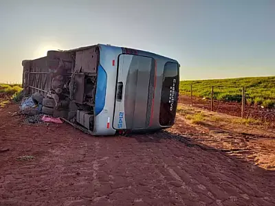 Ônibus que saiu de Corumbá com destino a São Paulo tomba na MS 040
