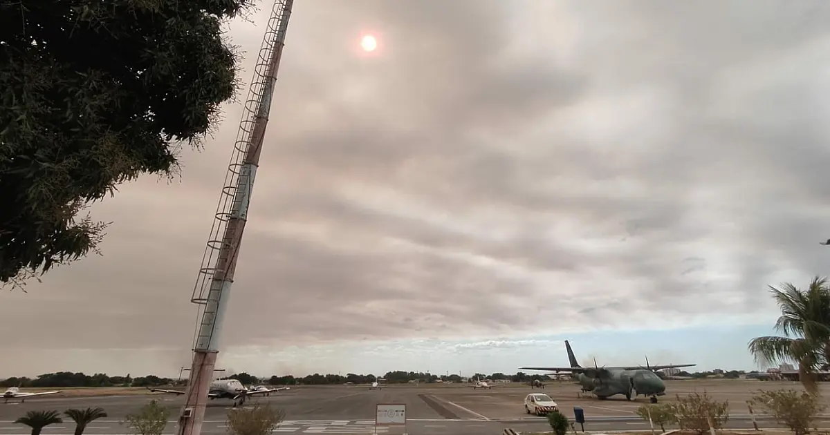 Fumaça resultante das queimadas escurece o céu de Corumbá