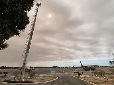 Fumaça resultante das queimadas escurece o céu de Corumbá