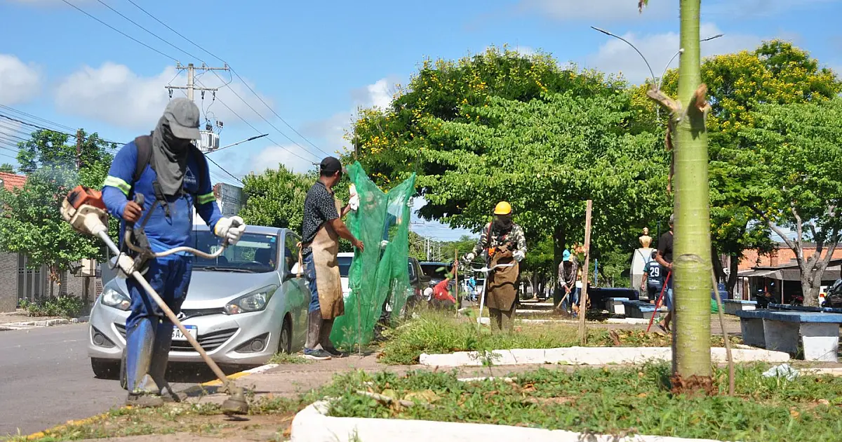 Mutirão de limpeza avança e chega ao centro de Ladário