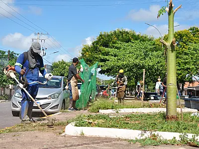 Mutirão de limpeza avança e chega ao centro de Ladário