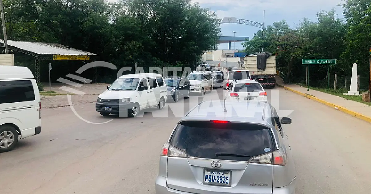 Carretas engarrafam trânsito na fronteira