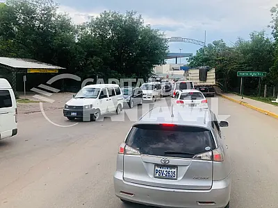 Carretas engarrafam trânsito na fronteira
