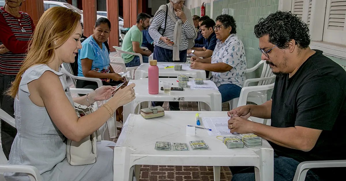Prefeitura entrega carteiras de identidade emitidas em mutirão realizado em maio