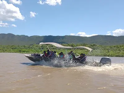 Ribeirinhos e guatós viajam por 5 horas para participarem do curso de piloteiro no Pantanal