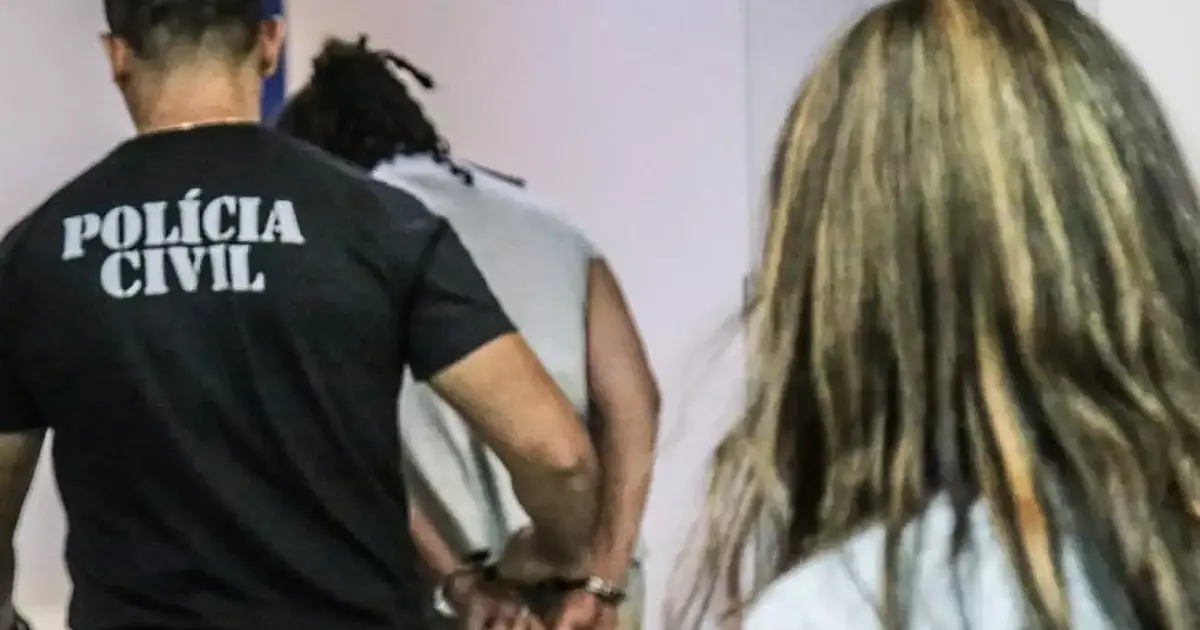 Mãe de menina assassinada ao lado de irmãos é presa por abandono de incapaz