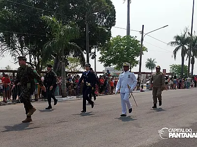 Público ocupa calçadas da General Rondon para assistir desfile de 7 de Setembro