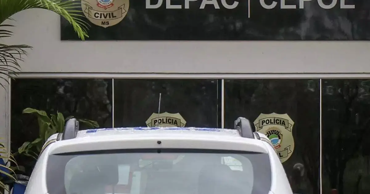 Criança é encontrada descalça e com frio ao lado de mãe bêbada na calçada