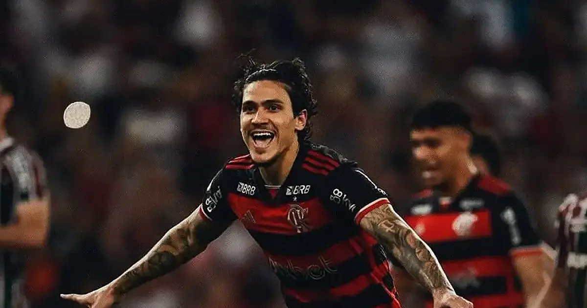 Flamengo bate Flu com gol de pênalti e segue líder do Brasileirão