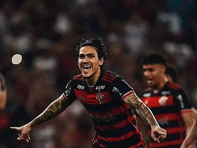 Flamengo bate Flu com gol de pênalti e segue líder do Brasileirão