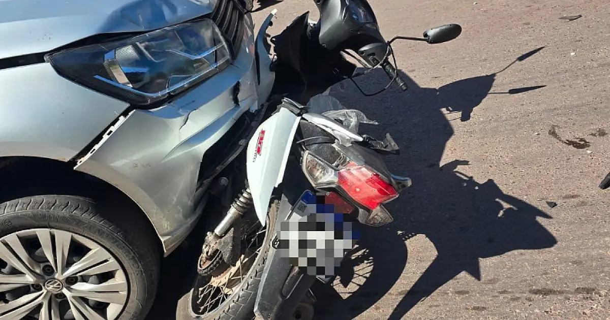 Colisão entre carro e moto deixa jovem ferida no bairro Maria Leite