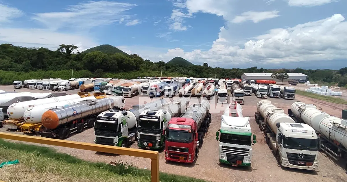 Receita começa a liberar passagem de caminhões na fronteira