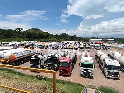 Receita começa a liberar passagem de caminhões na fronteira