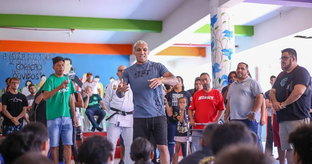 Lenda do UFC, Charles do Bronx palestra para jovens lutadores de Corumbá