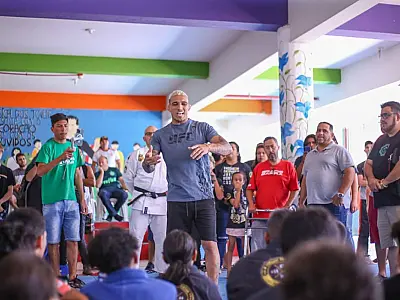 Lenda do UFC, Charles do Bronx palestra para jovens lutadores de Corumbá