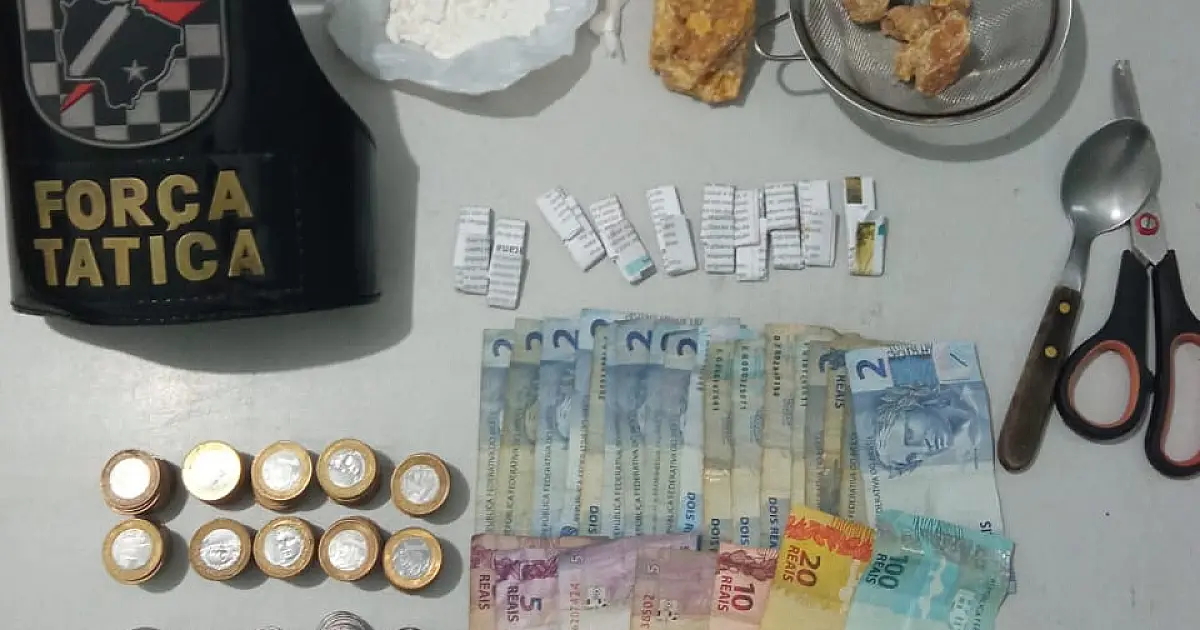 Força Tática flagra ponto de venda de droga e autor é preso na madrugada