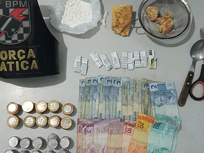 Força Tática flagra ponto de venda de droga e autor é preso na madrugada