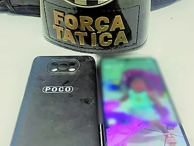 Lavador de carros é preso por furtar celular em carro de cliente