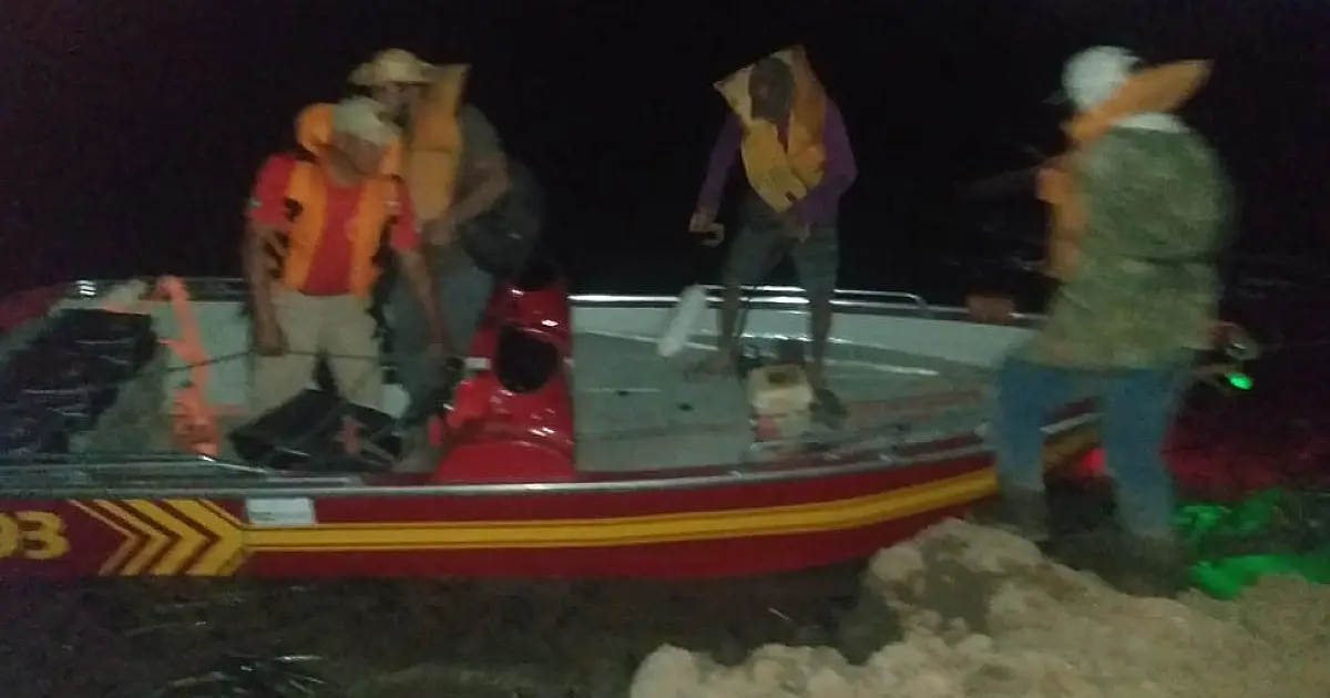 Pescadores que não conseguiam retornar ao Porto Geral são resgatados por Bombeiros