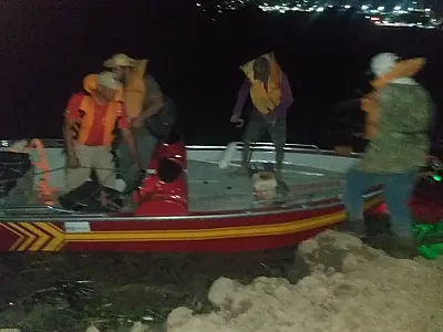 Pescadores que não conseguiam retornar ao Porto Geral são resgatados por Bombeiros