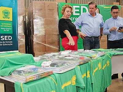 Volta às aulas da Rede Estadual tem entrega de kits escolares e uniformes
