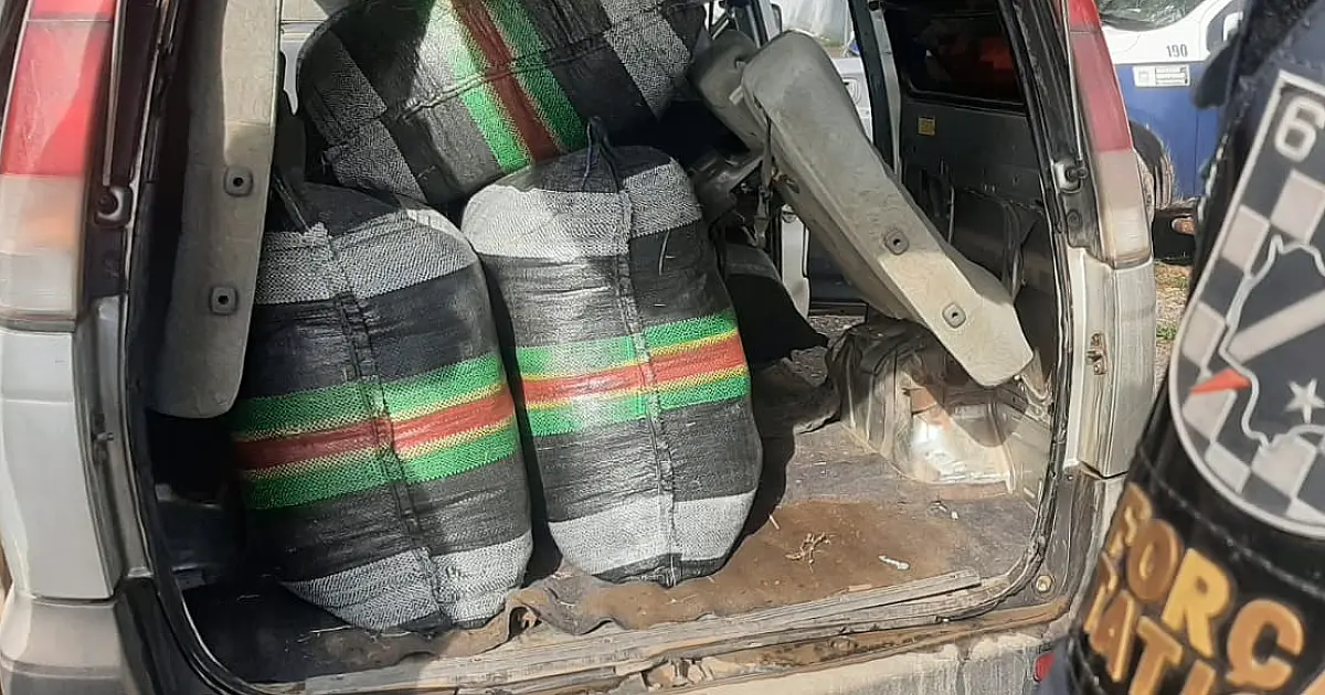 Carro boliviano é flagrado com 253 kg de roupas falsificadas próximo ao lixão