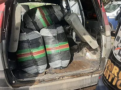 Carro boliviano é flagrado com 253 kg de roupas falsificadas próximo ao lixão