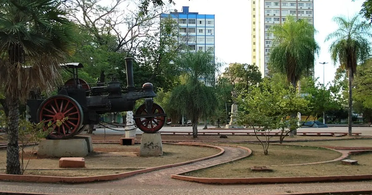 Projeto de arborização cria bosques urbanos nas praças de Corumbá